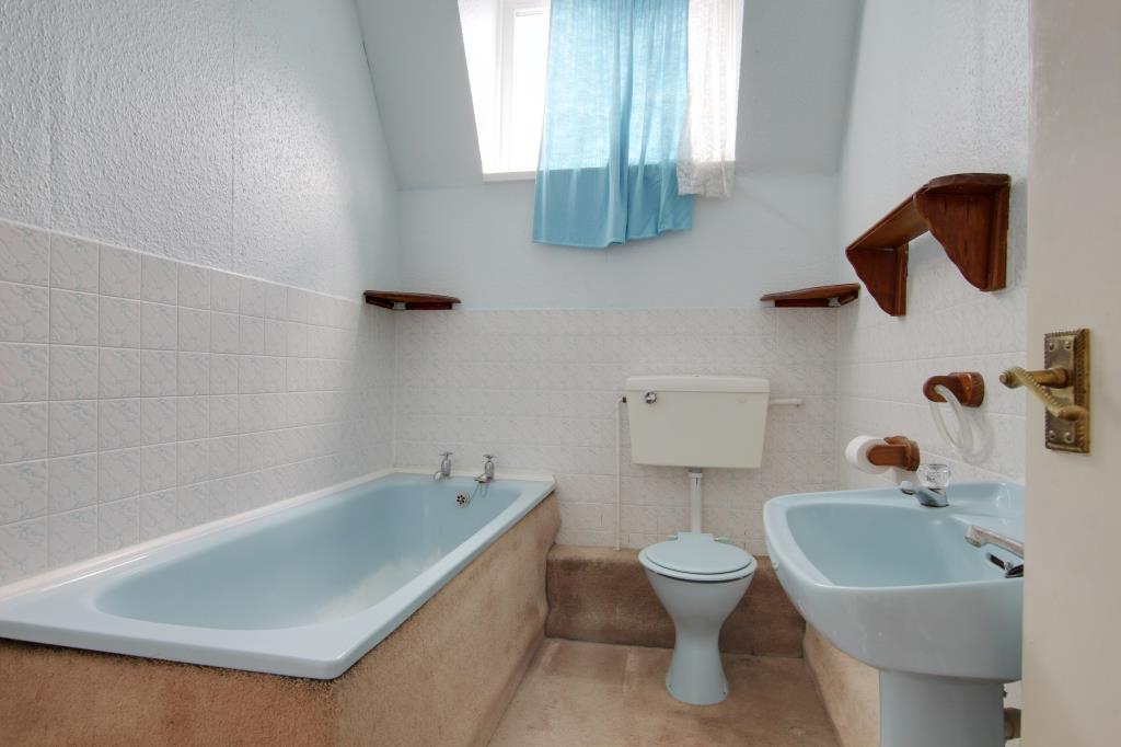 Lot: 52 - TWO-BEDROOM FLAT WITH SHARE OF FREEHOLD -